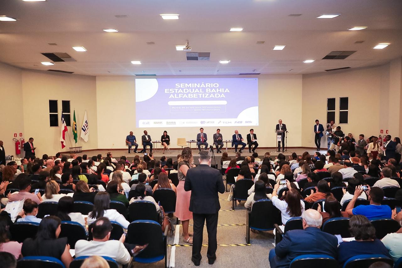 SEC e UPB reúnem 348 municípios em seminário voltado para alfabetização de crianças baianas na idade adequada