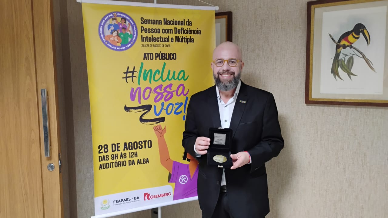 Secretária da Educação recebe Prêmio Reconhecer, dado pelas APAEs