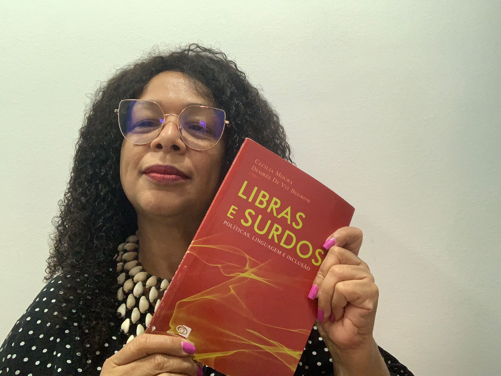 Professora da rede estadual concorre ao Prêmio Jabuti Acadêmico por participação em livro sobre estudos surdos
