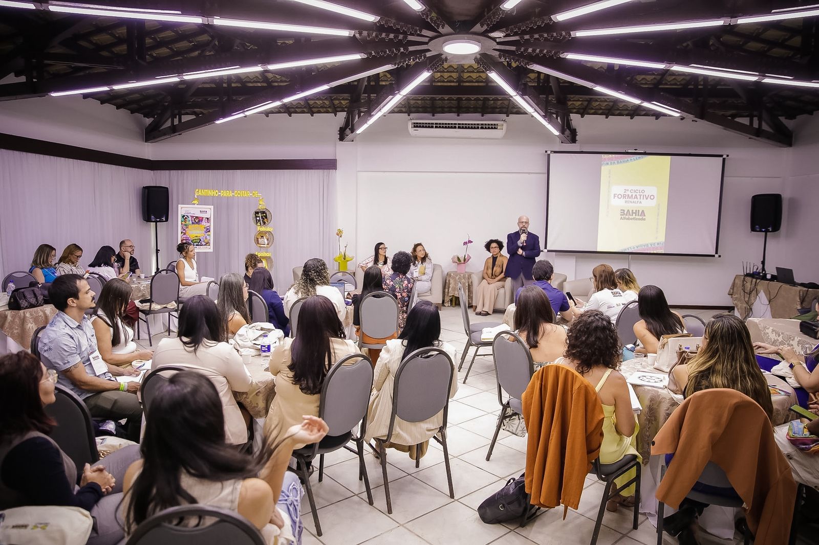 Articuladores discutem sobre políticas de alfabetização durante segundo ciclo formativo da Renalfa, em Salvador 