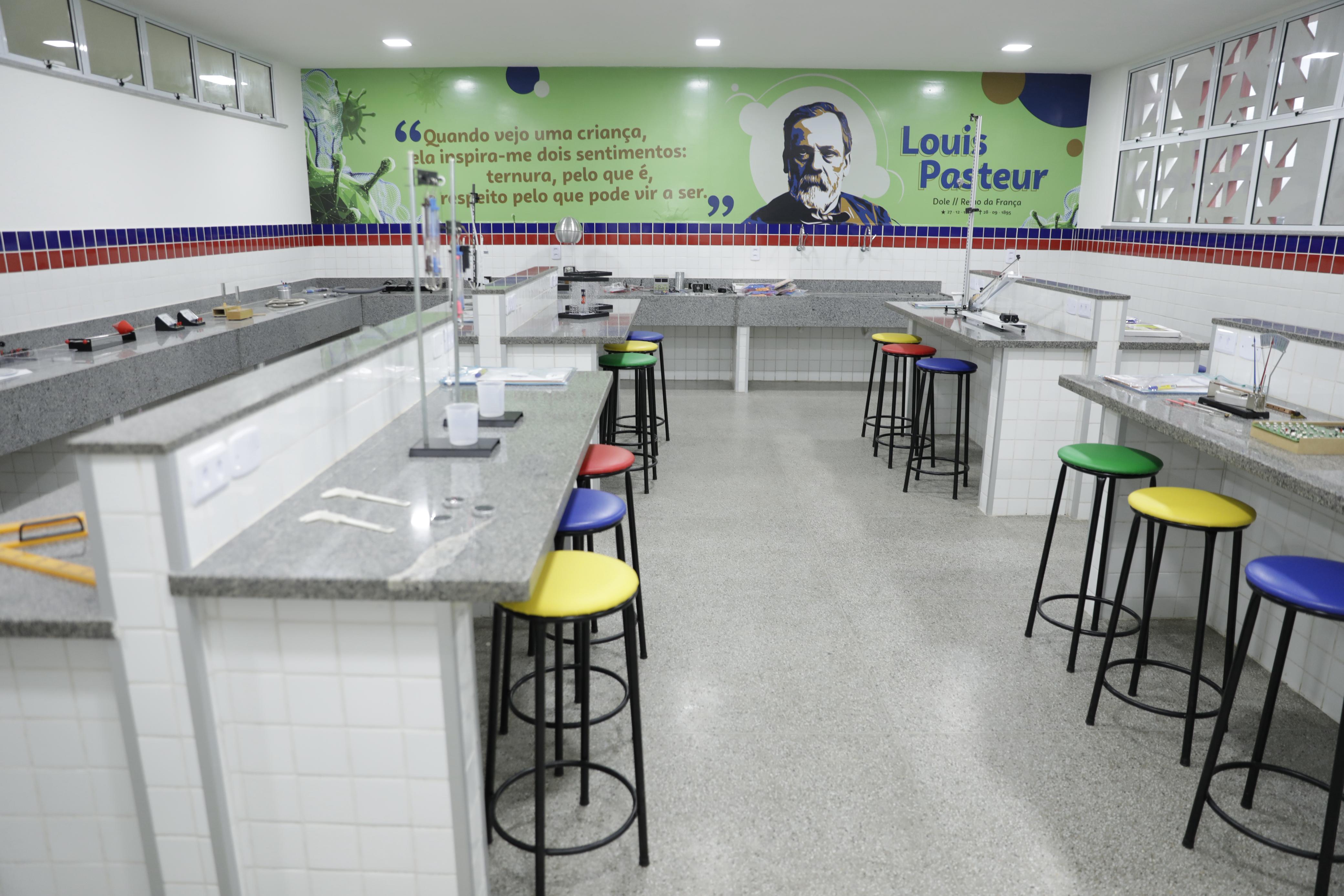 Estudantes de Ponto Novo recebem novo colégio de tempo integral e fortalecem pesquisas científicas