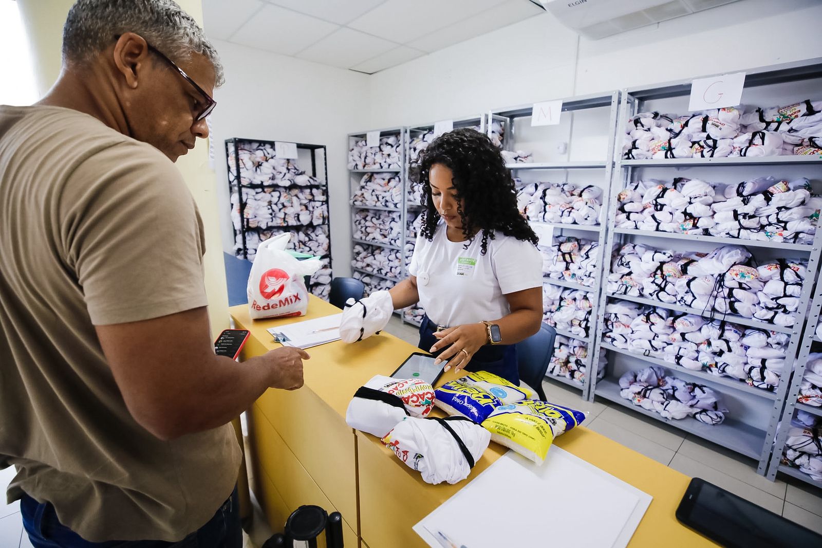 Educação em Movimento: professores-atletas retiram kits da corrida de sábado