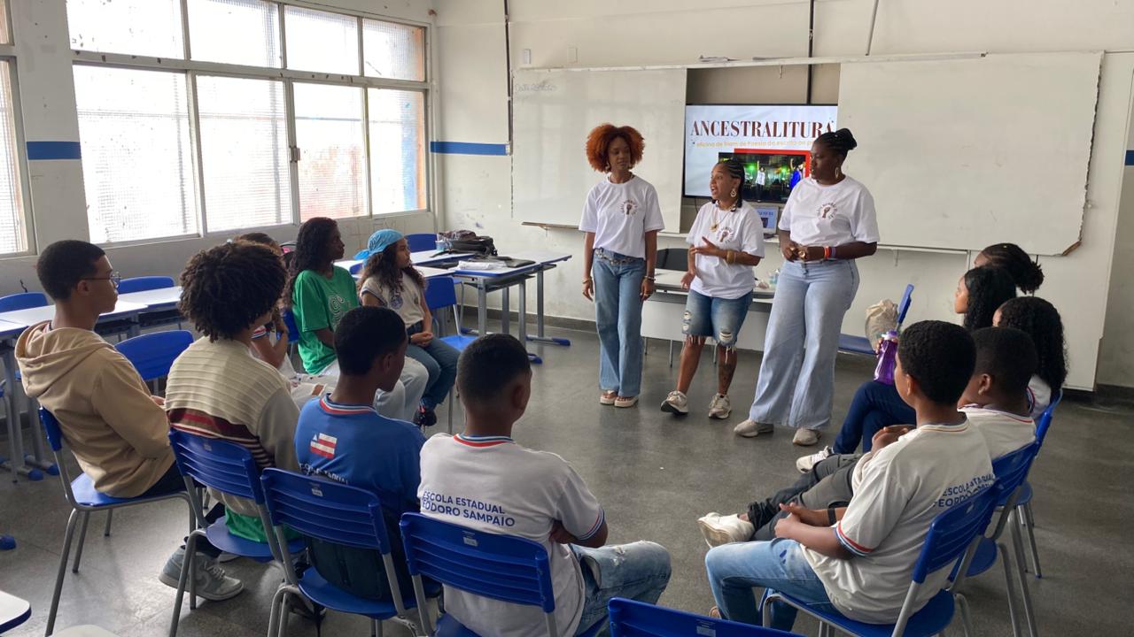 Estudantes participam da 1ª Festa Literária da Escola Estadual Teodoro Sampaio, em Salvador