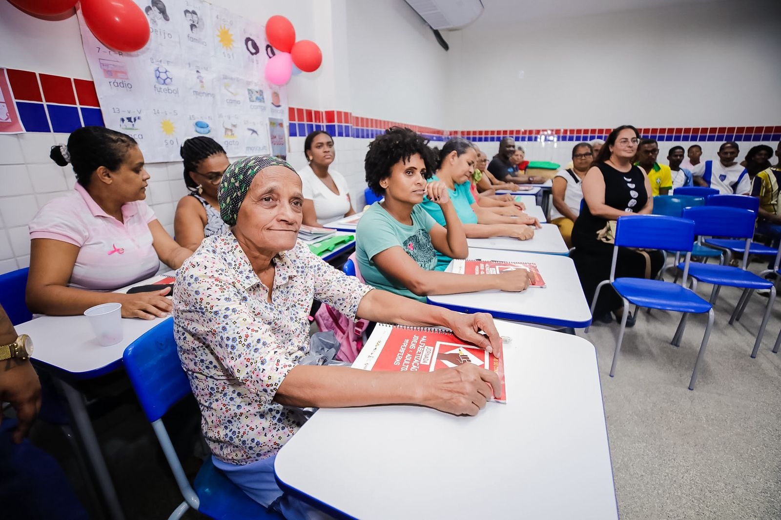 Mãos Solidárias Bahia amplia alfabetização e transforma vida de adultos e idosos com apoio da SEC