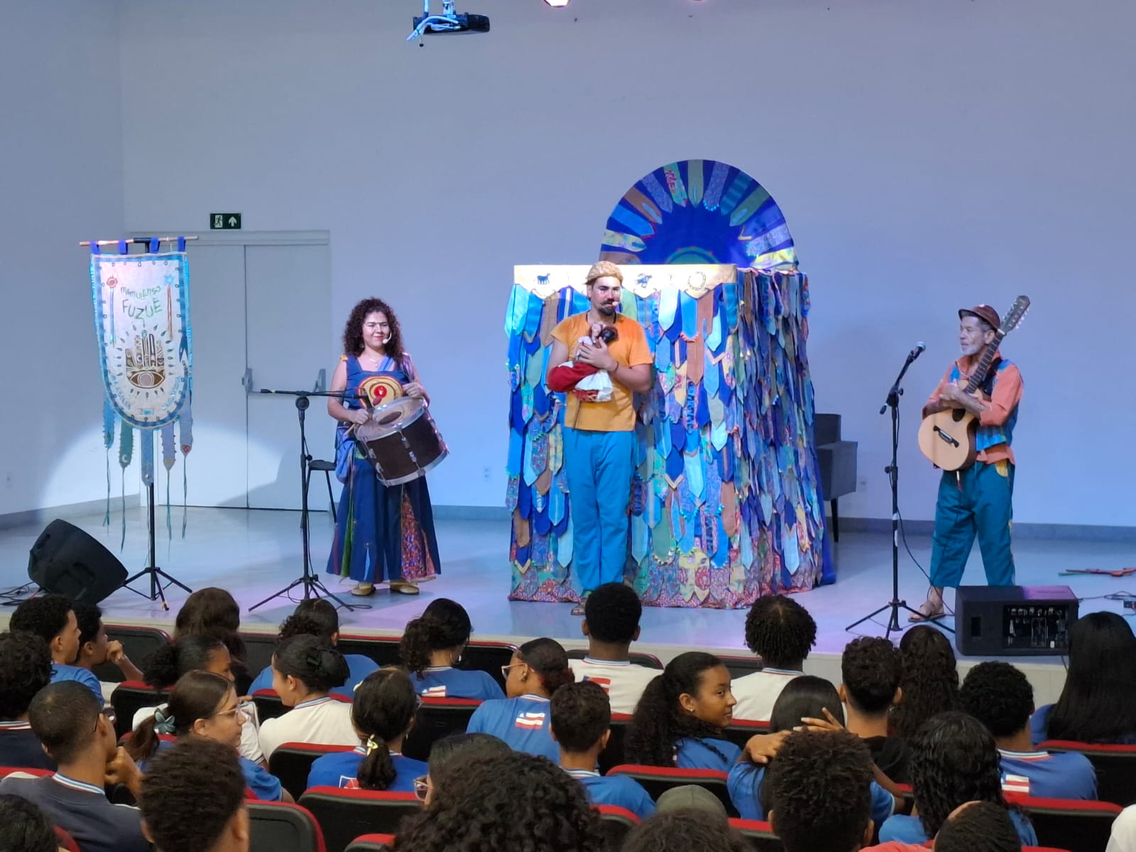 Estudantes da rede estadual assistem espetáculo do Festival Nacional de Teatro Infantil de Feira de Santana na escola