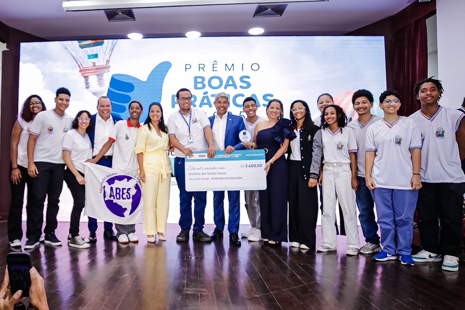 Educadora da rede estadual é premiada por projeto de boas práticas no serviço público