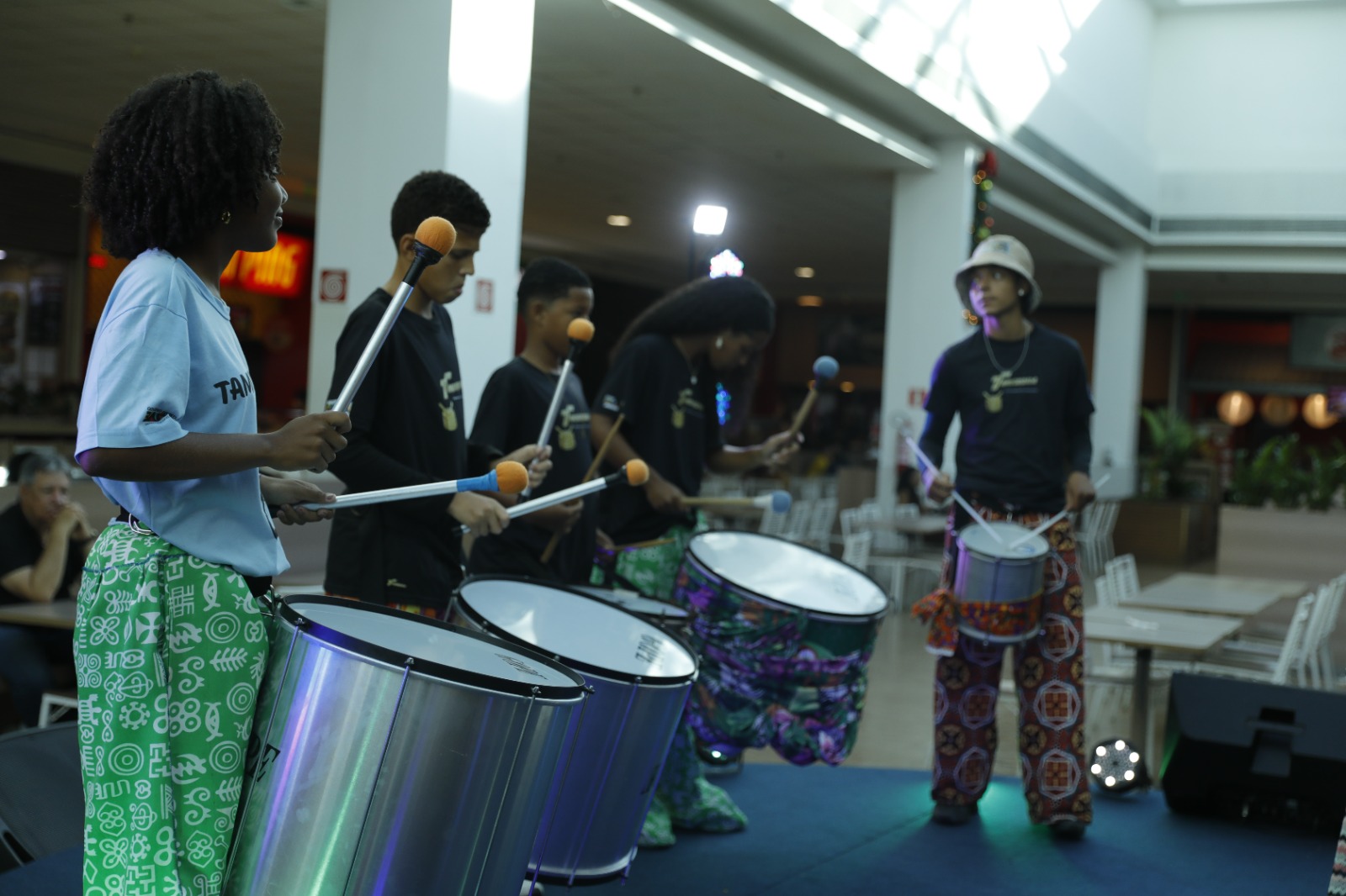 Estudantes da rede estadual celebram a cultura afro-brasileira com desfile de moda em shopping de Salvador