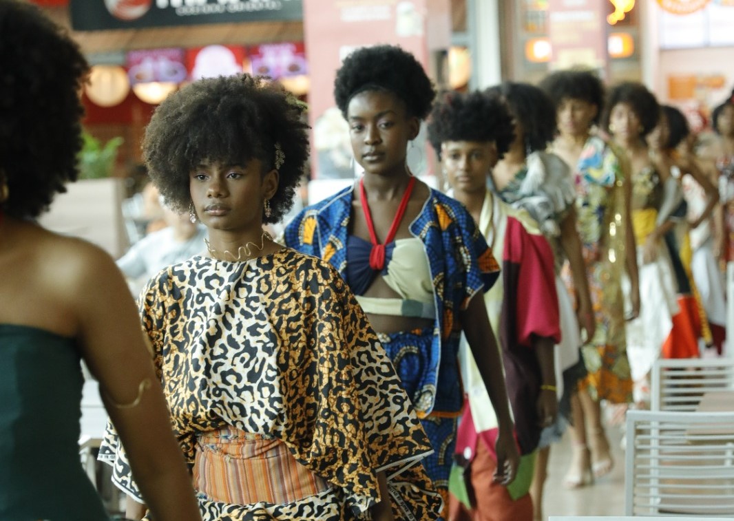 Estudantes da rede estadual celebram a cultura afro-brasileira com desfile de moda em shopping de Salvador
