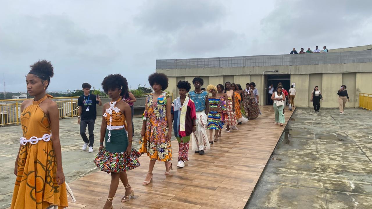 Estudantes da rede estadual de Salvador celebram raízes da cultura afro-brasileira com desfile