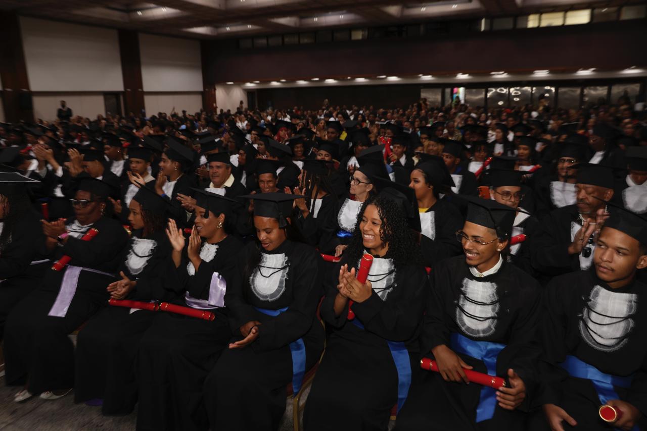 Estado da Bahia forma 293 estudantes da Educação de Jovens e Adultos durante solenidade histórica, em Salvador 