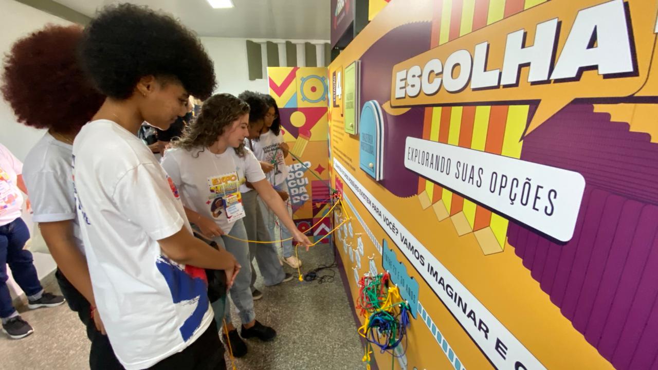 Estudantes da rede estadual de Salvador participam de experiência imersiva sobre prevenção de gravidez na adolescência