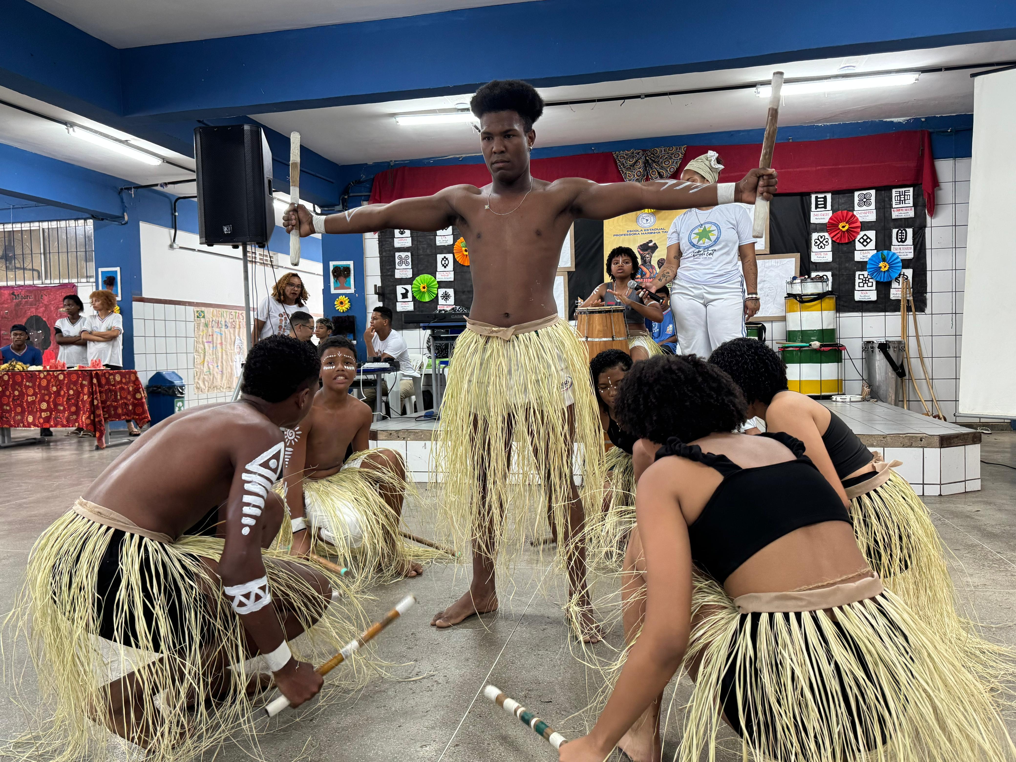 Colégio estadual de Salvador celebra encerramento de projeto antirracista com apresentações culturais