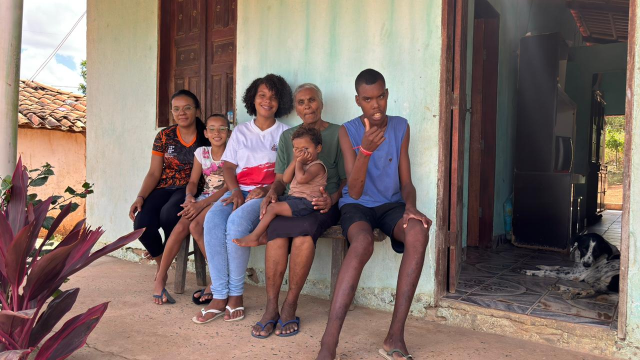 Estudante da rede estadual alfabetizada aos 11 anos de idade comemora ingresso na universidade 