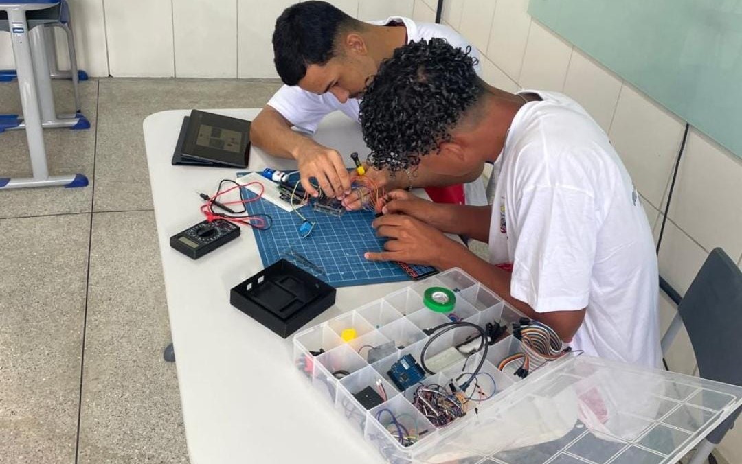 Estudantes da rede estadual de Jacobina criam sirene automatizada e levam inovação à escola municipal 