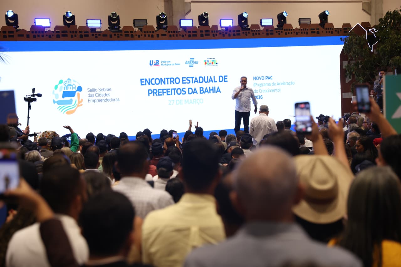 Educação apresenta serviços e orientações durante encontro de prefeitos, em Salvador
