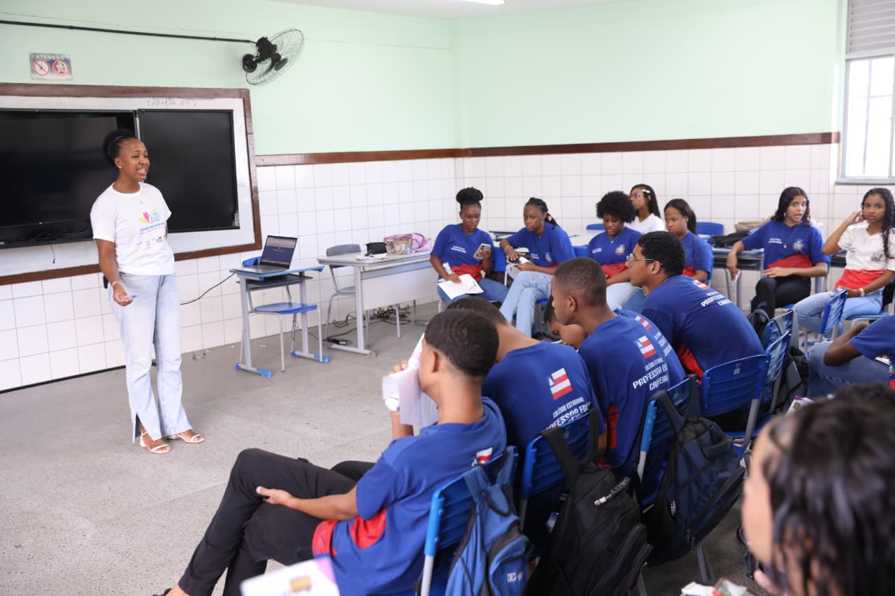 Estudantes de colégio na periferia de Salvador recebem formação em defesa e respeito aos direitos das mulheres