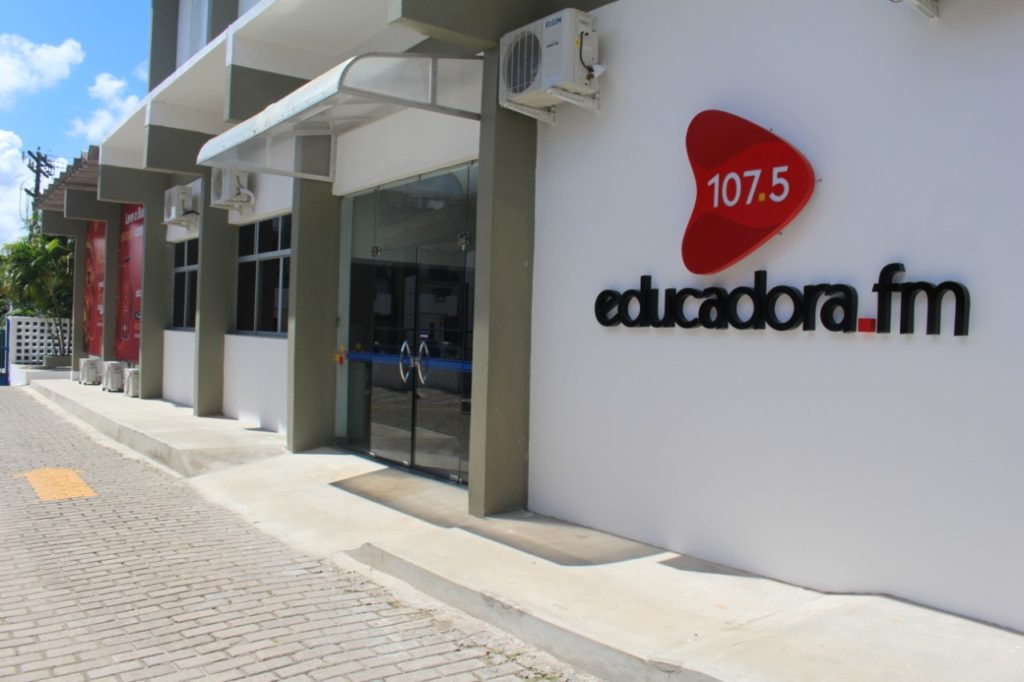 Rádio Educadora FM comemora 48 anos e oferece gratuitamente 22 programas para rádios de todo o País