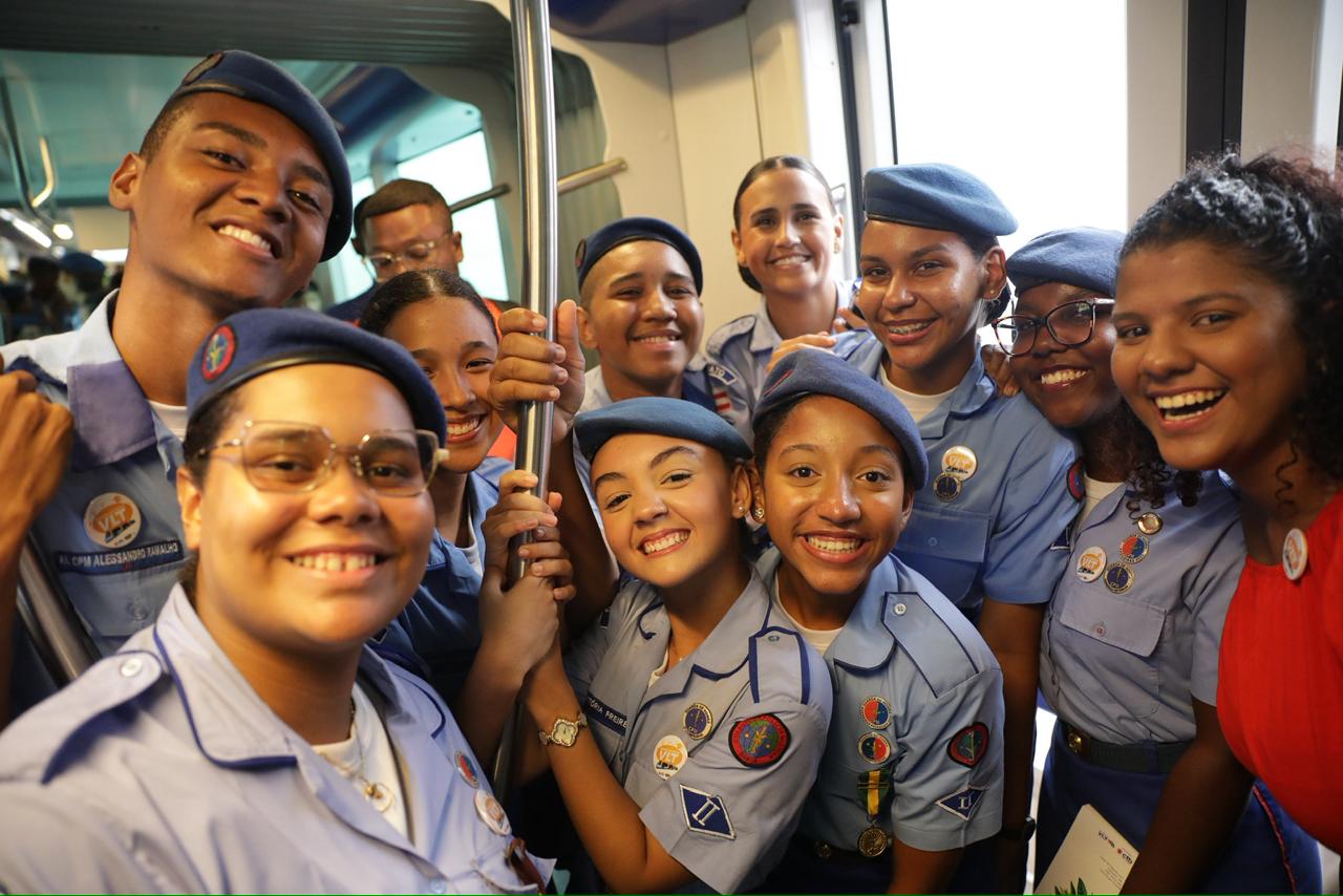 Circuito Educativo leva estudantes da rede estadual a conhecer o VLT e marca assinatura de cooperação para concurso de mobilidade