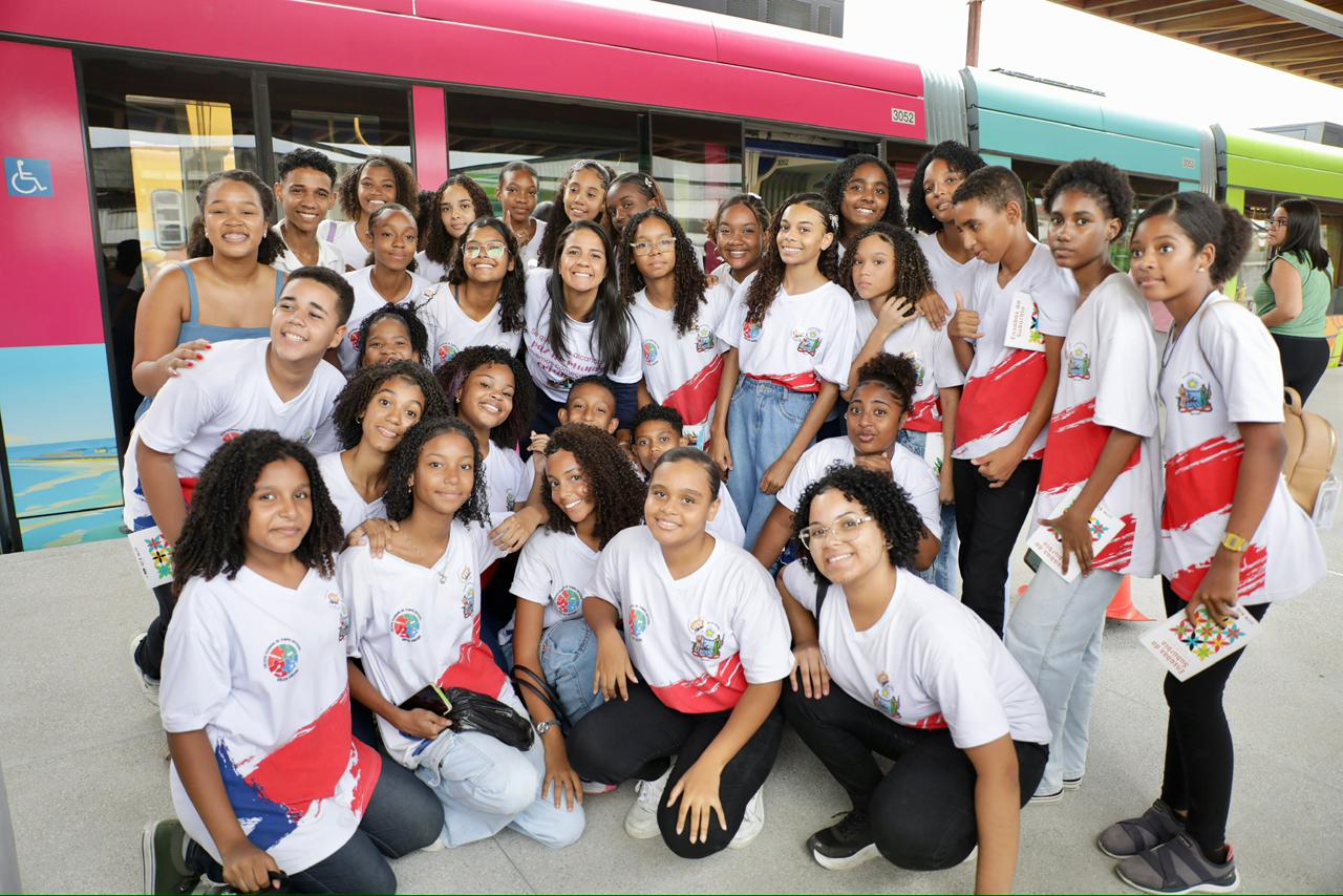 Circuito Educativo leva estudantes da rede estadual a conhecer o VLT e marca assinatura de cooperação para concurso de mobilidade