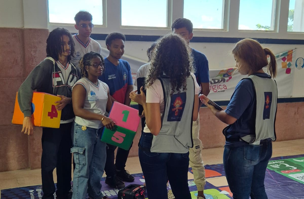 Alunos do ICEIA mergulham em jogo que revela perigos invisíveis dentro de casa 