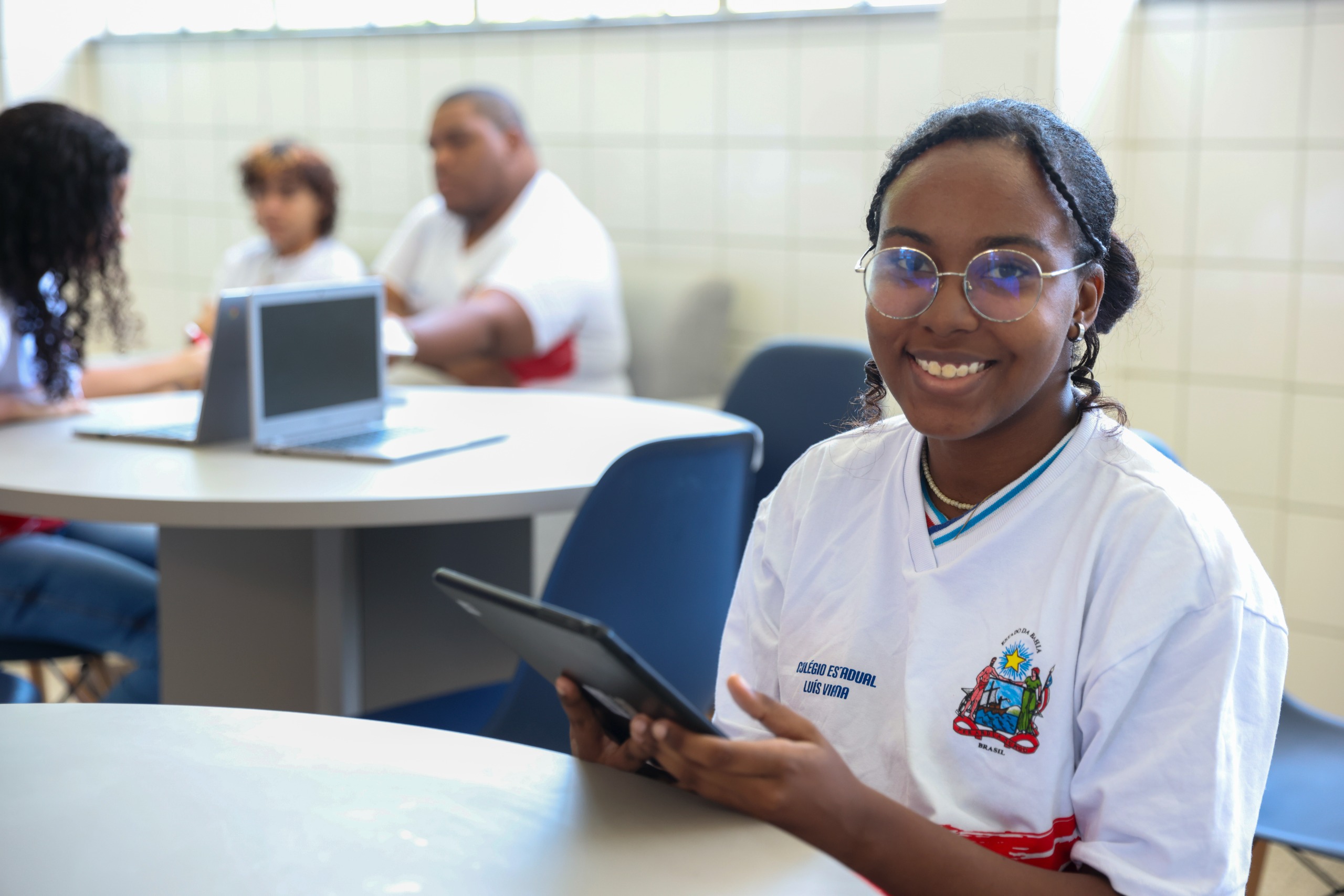 Estudantes da rede estadual podem acessar quase oito mil obras literárias nos tablets disponibilizados pelo Governo da Bahia