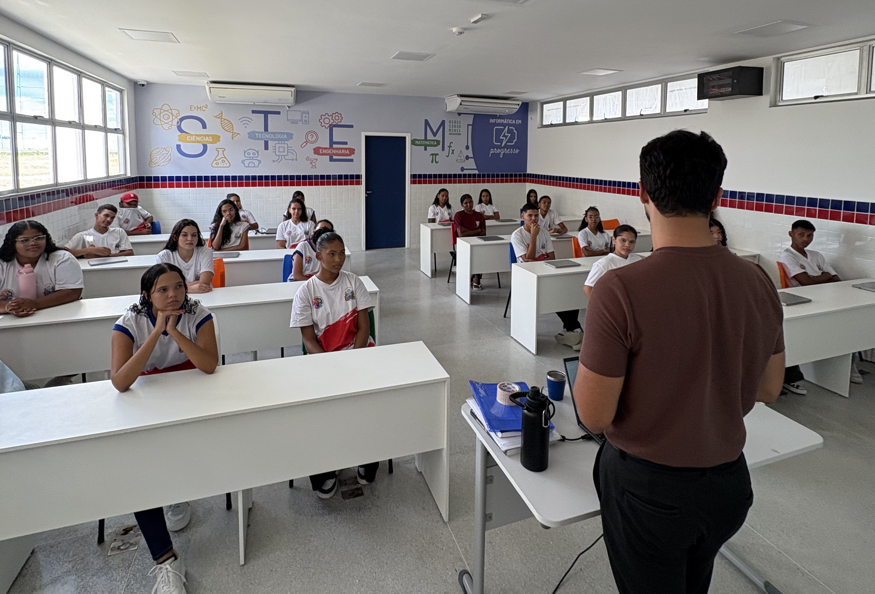 Jovens passam por formação para assumir papéis de liderança estudantil