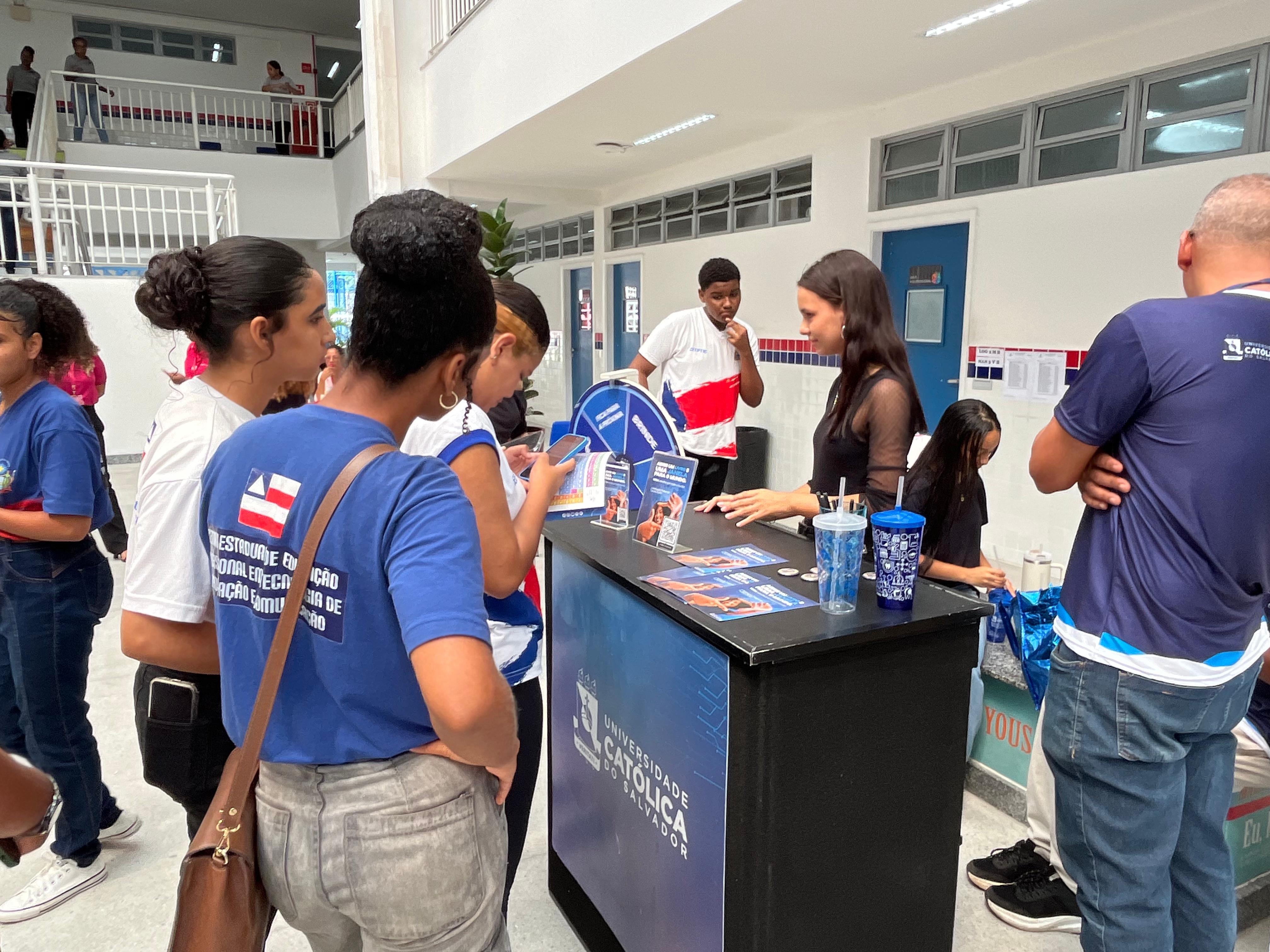 Mais de 2,4 mil estudantes participam do Educatech e se conectam a universidades e ao mundo do trabalho