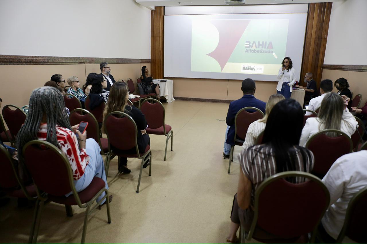 Bahia lidera avanço histórico na alfabetização e inicia 2026 com novas estratégias em reunião do comitê estadual