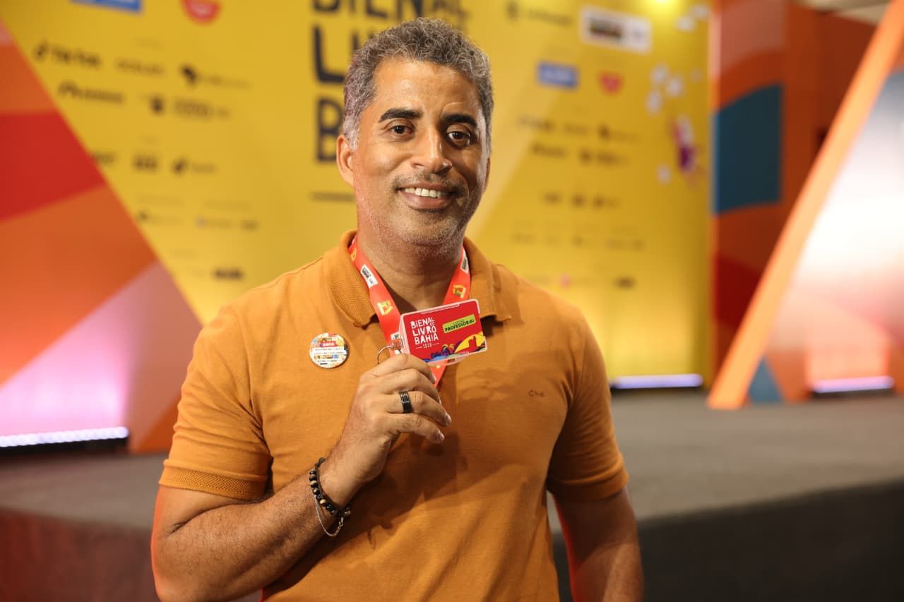 Vale-livro: retirada para professores ocorre no estande do Governo na Bienal da Bahia