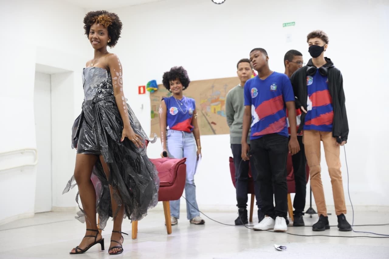 Arte, ciência e papel feminino na defesa do meio ambiente marcam desfile interdisciplinar em colégio estadual de Salvador