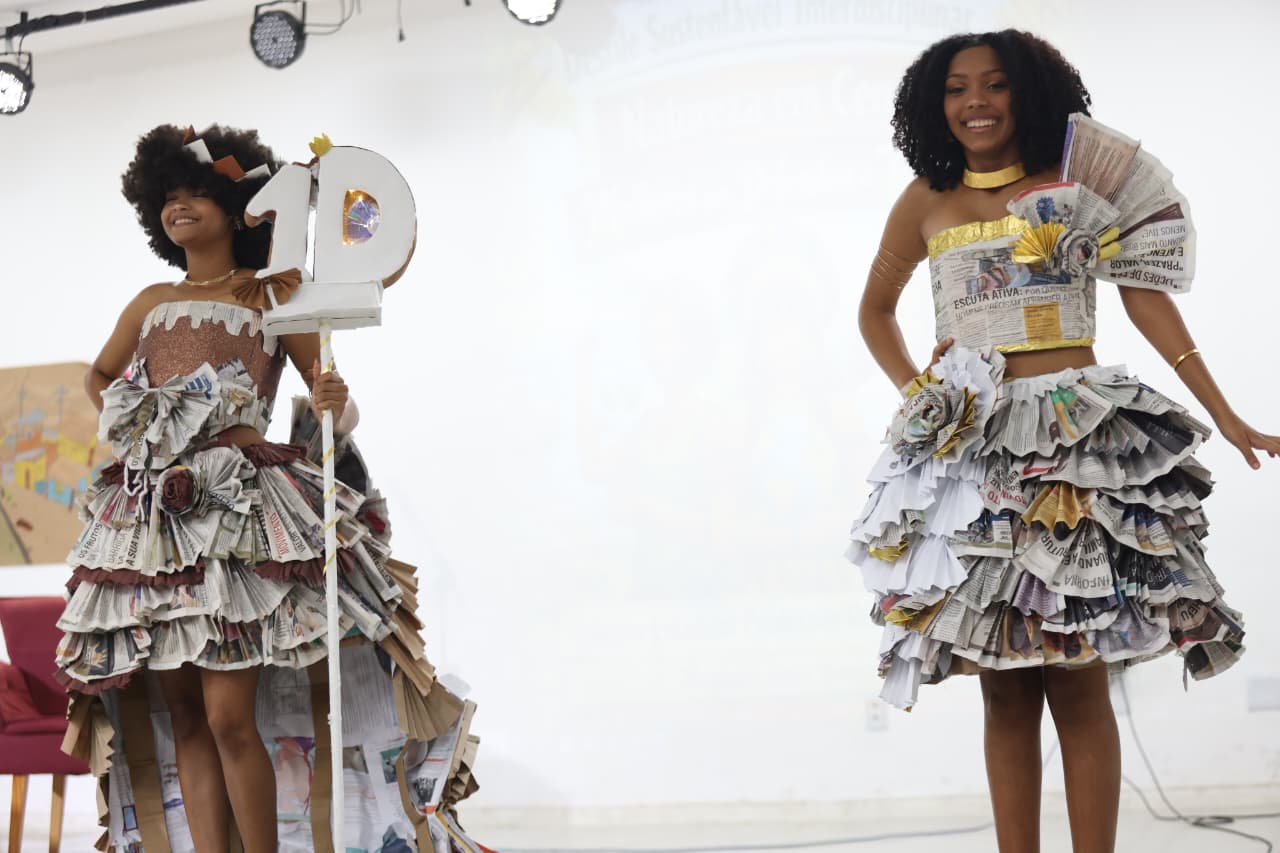 Arte, ciência e papel feminino na defesa do meio ambiente marcam desfile interdisciplinar em colégio estadual de Salvador