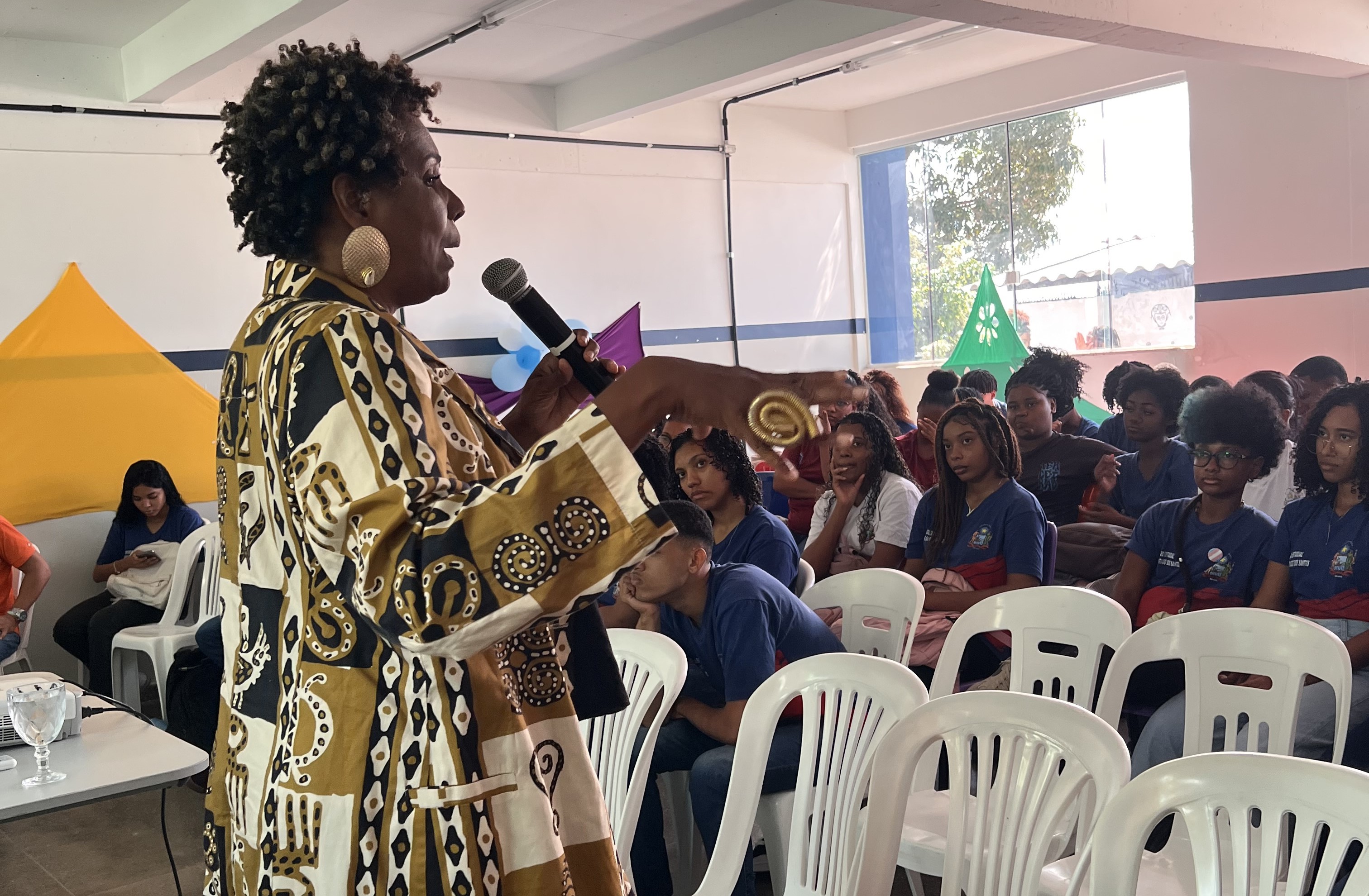 Estilista Madá Negriff inspira estudantes de escola estadual em Salvador, durante o Maio Antirracista