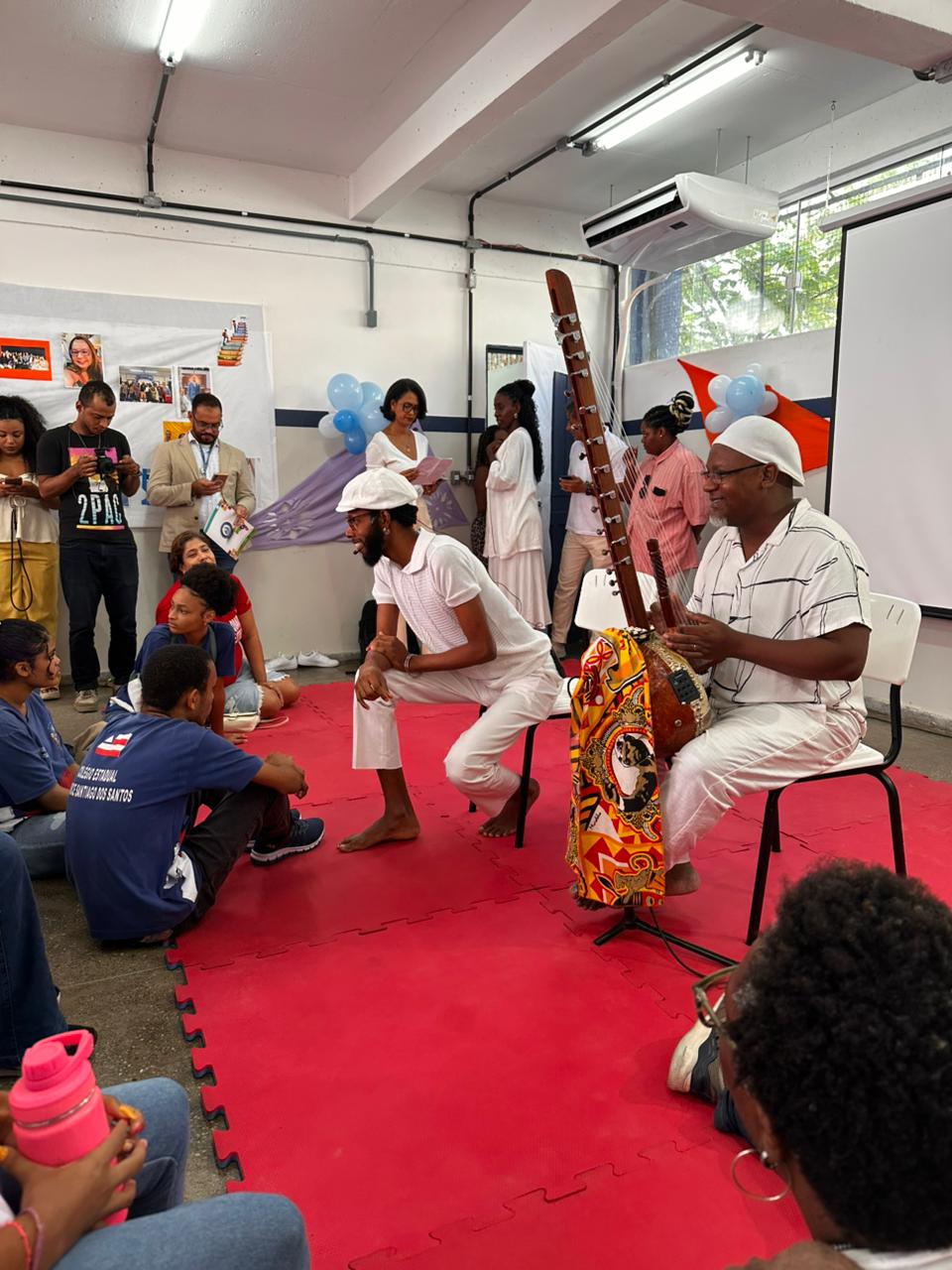 Contação de histórias africanas fortalece debate antirracista em colégio estadual de Salvador