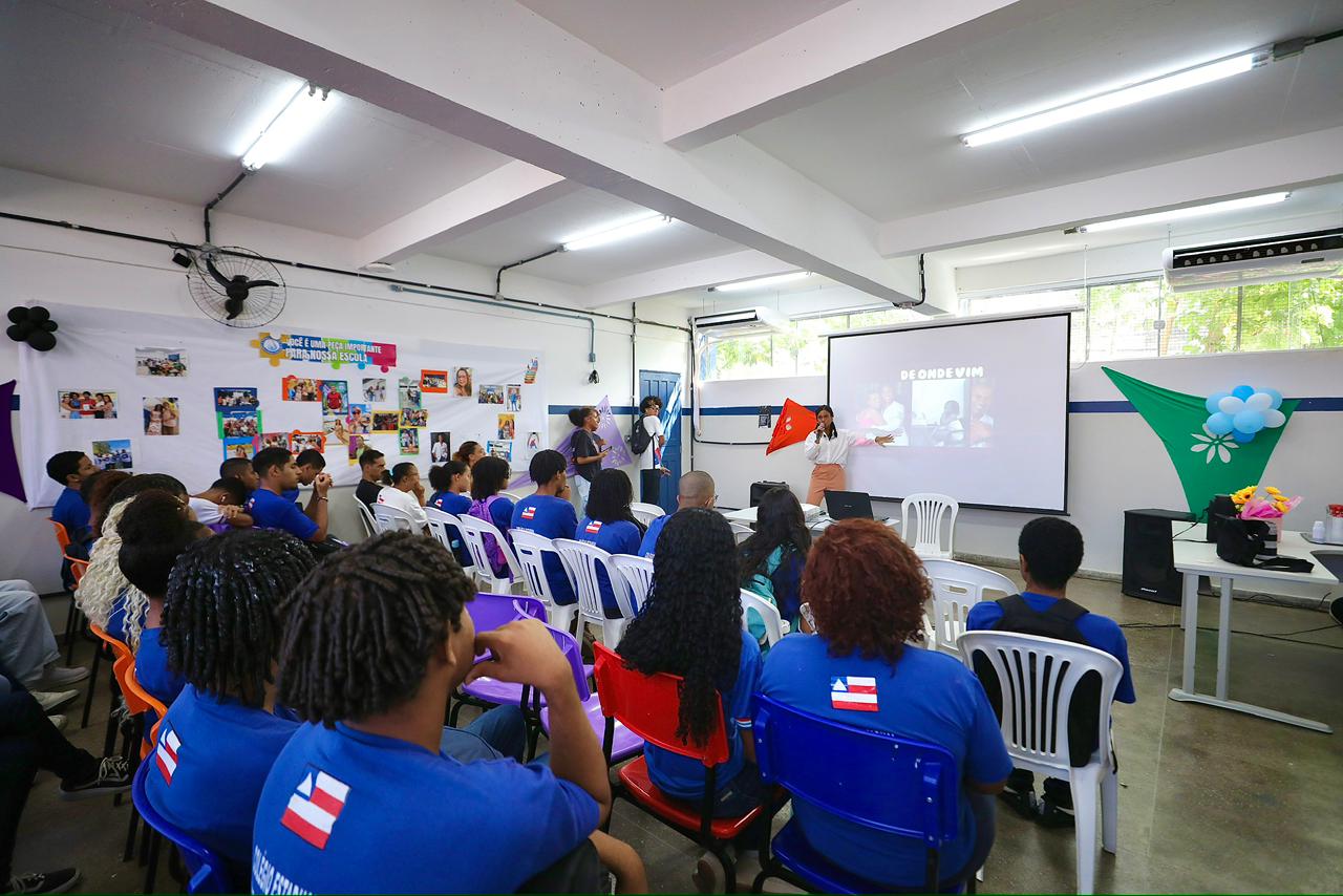 Roda de conversa com estudantes do Arenoso debate ancestralidade, acesso à universidade e projetos de vida