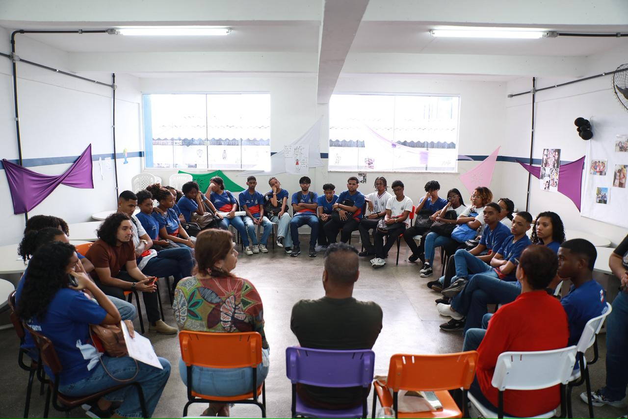 Roda de conversa e incentivo à leitura abrem o Maio Antirracista, evento do Colégio Estadual Clarice Santiago dos Santos