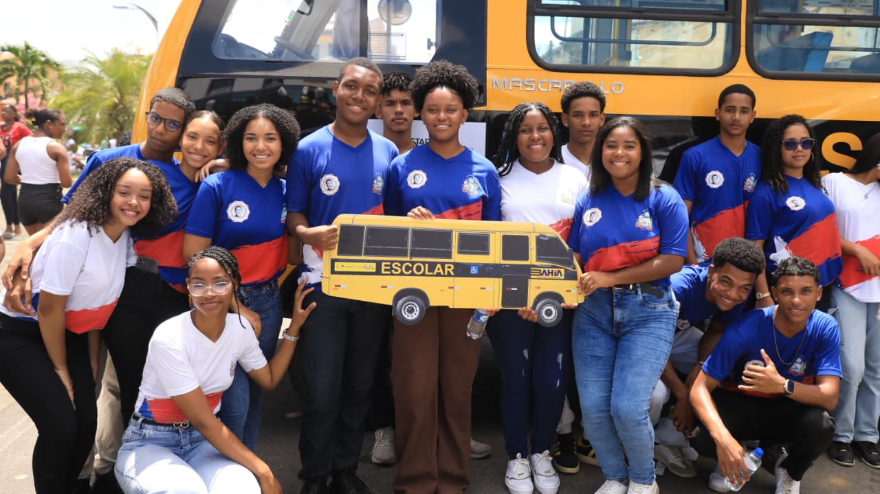 Governo do Estado entrega ônibus rural escolar, em Teodoro Sampaio