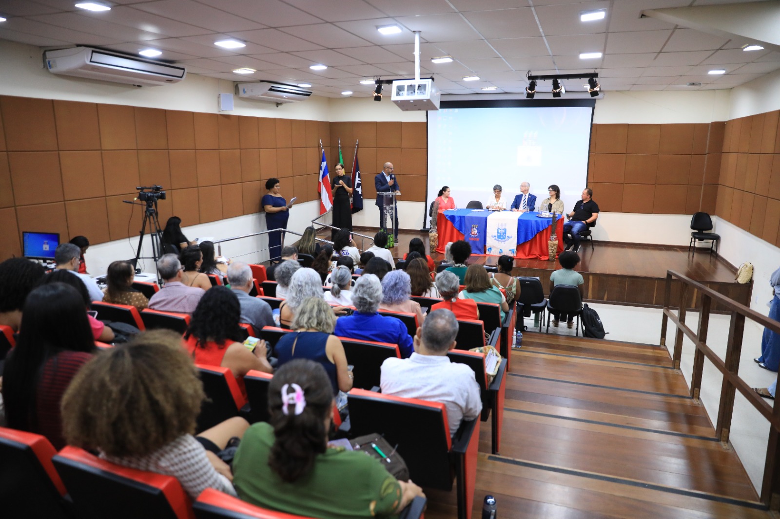 Educadores dialogam na UNEB sobre legado de Roberto Santos para a formação docente