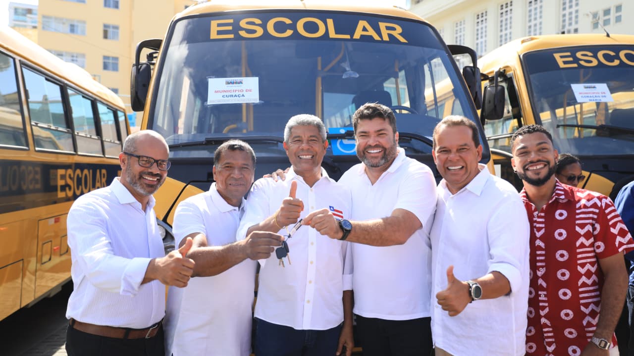 Governo do Estado entrega 101 novos ônibus escolares para municípios baianos, com investimento de R$ 43,8 milhões