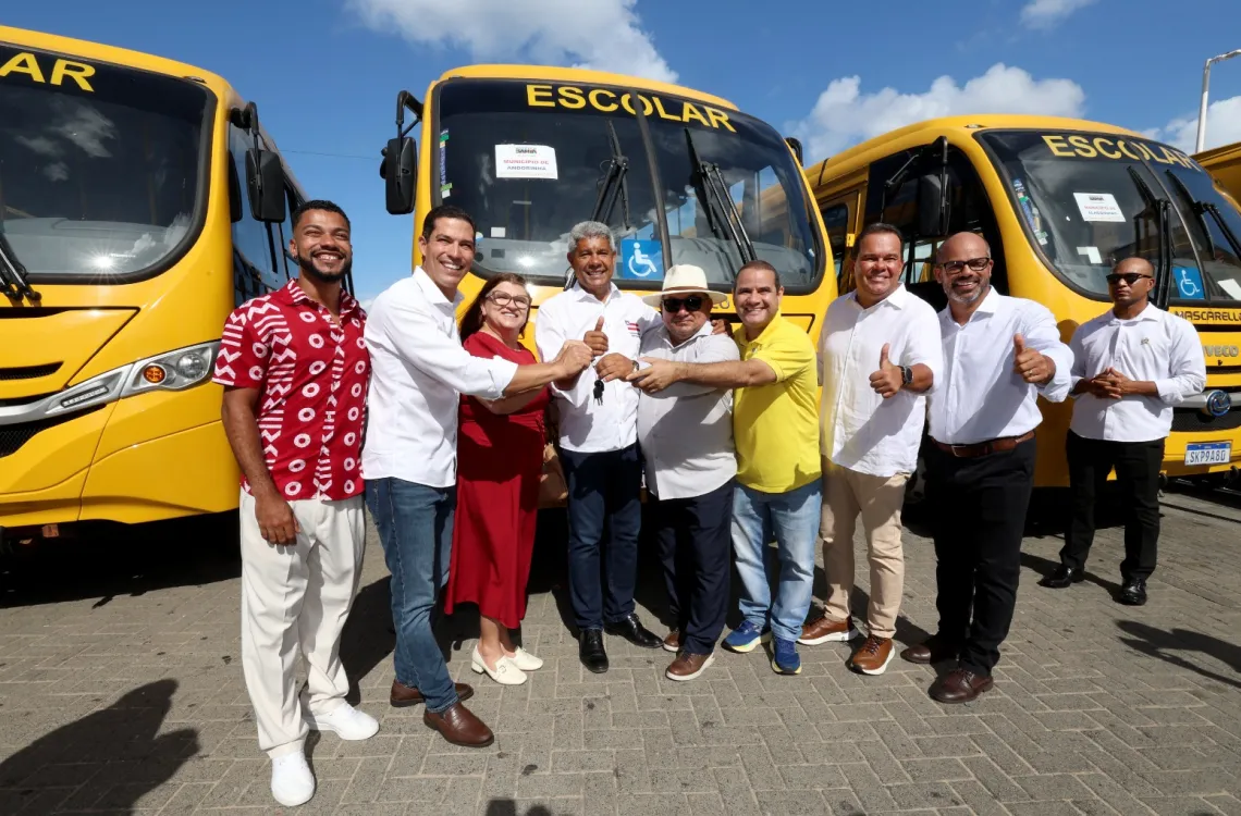 Jerônimo Rodrigues entrega 101 ônibus escolares rurais para ampliar transporte de estudantes em municípios baianos
