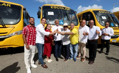 Jerônimo Rodrigues entrega 101 ônibus escolares rurais para ampliar transporte de estudantes em municípios baianos