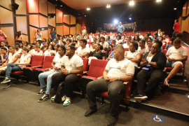 Estudantes da rede estadual assistem a filme baiano sobre educadores indígenas no Cineteatro 2 de Julho, em Salvador
