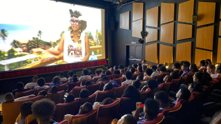 Estudantes da rede estadual assistem a filme baiano sobre educadores indígenas no Cineteatro 2 de Julho, em Salvador