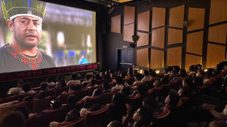 Estudantes da rede estadual assistem a filme baiano sobre educadores indígenas no Cineteatro 2 de Julho, em Salvador