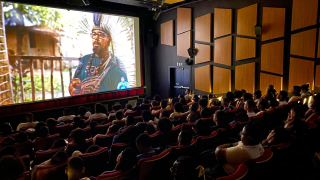Estudantes da rede estadual assistem a filme baiano sobre educadores indígenas no Cineteatro 2 de Julho, em Salvador