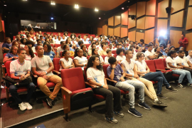 Estudantes da rede estadual assistem a filme baiano sobre educadores indígenas no Cineteatro 2 de Julho, em Salvador