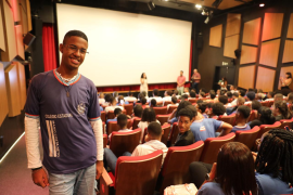 Estudantes da rede estadual assistem a filme baiano sobre educadores indígenas no Cineteatro 2 de Julho, em Salvador