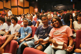 Estudantes da rede estadual assistem a filme baiano sobre educadores indígenas no Cineteatro 2 de Julho, em Salvador