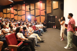 Estudantes da rede estadual assistem a filme baiano sobre educadores indígenas no Cineteatro 2 de Julho, em Salvador