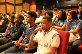 Estudantes da rede estadual assistem a filme baiano sobre educadores indígenas no Cineteatro 2 de Julho, em Salvador