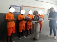 Turma da Educação de Jovens e Adultos (EJA) do Conjunto Penal de Valença recebe kit-escola e dialoga com equipe do NTE 6